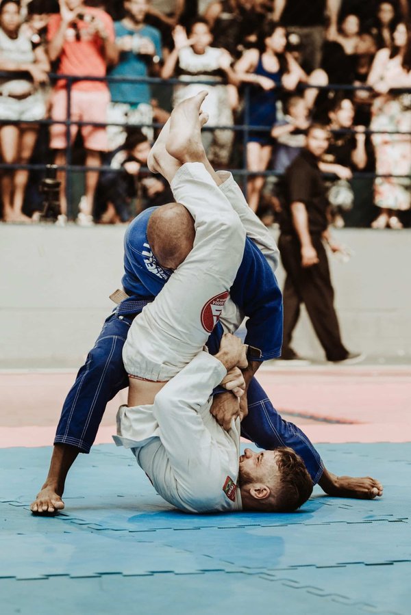 Quels sont les avantages d'un entraînement mixte de Judo et Brazilian Jiu-jitsu pour la self-défense urbaine?
